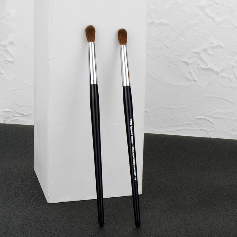 Professional Eyeshadow Brush T - огляд і ціна Beauty Bay Makeup
