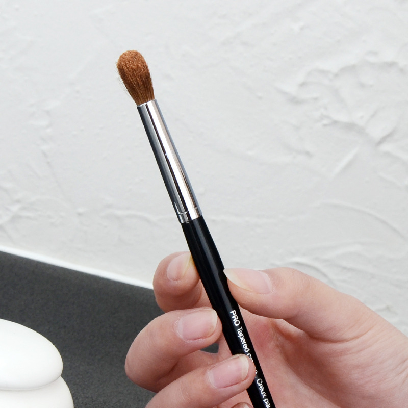 Professional Eyeshadow Brush T - огляд і ціна Beauty Bay Makeup